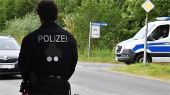 An den Ortseingängen erfolgen intensive Kontrollen. Aber selbst an "Schleichwegen" sind Einsatzkräfte der Polizei im Einsatz.