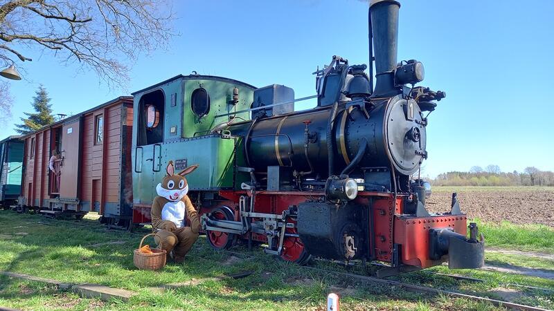 Eisenbahn-Romantik an Ostern: Deinster Dampflok zuckelt durch die Stader Feldmark An den Ostertagen sorgt die historische Dampflok für ein ganz besonderes Ausflugs-Erlebnis.