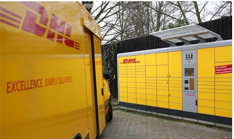 Päckchen rund um die Uhr abholen An den Packstationen können die Kunden Pakete abholen und aufgeben.