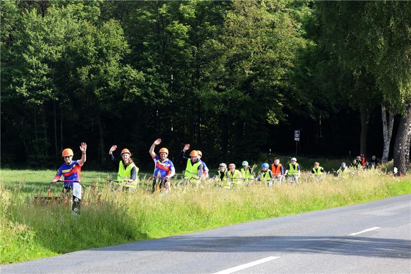An den Pfingsttagen konnte man zahlreiche Jugendfeuerwehren auf dem Fahrrad sehen. Hier ist die Truppe aus Harsefeld unterwegs. Foto: Feuerwehr Harsefeld