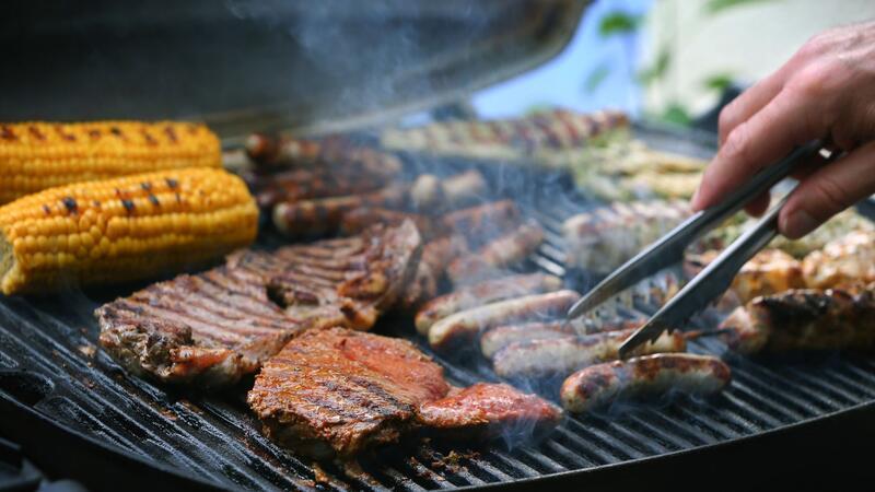 An den Stränden und in öffentlichen Grünanlagen in Travemünde darf ab sofort nicht mehr gegrillt werden. (Symbolbild)