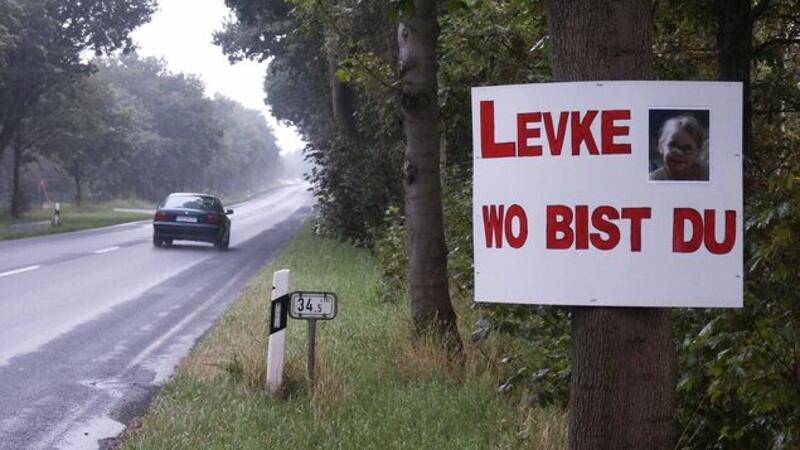 Achtjährige Levke ermordet: Jetzt äußert sich ihre Mutter An den Straßen rund um Cuxhaven hingen Schilder, mit denen nach dem verschwundenen Mädchen gesucht wurde.