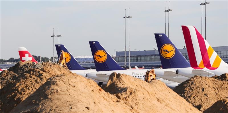 An den Terminals hinter der Baustelle auf dem Flughafen Hamburg geht der Betrieb eingeschränkt weiter. Foto Charisius/dpa