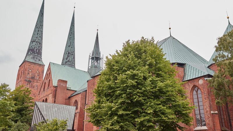 An den Türmen des Lübecker Doms nagt der Zahn der Zeit. Deren Sanierung soll rund 23 Millionen Euro kosten. Mit einer Spendenaktion will der Kirchekreis Lübeck den erforderlichen Eigenanteil aufbringen. (Archivbild)