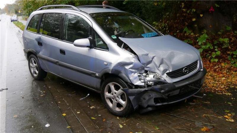 An den Unfallwagen entstand erheblicher Sachschaden. 