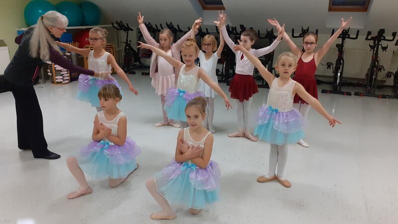 Erfolgreiche Drochterser Ballett-Minis: „Dann tanzen wir eben ohne Musik!“ An den anspruchsvollen Choreografien würden viele Erwachsene verzweifeln. Tamara Koch trainiert mit den Ballett-Minis: Körperspannung bis in die Fingerspitzen - das ist schwer.