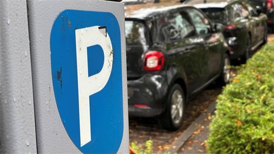 An den gebührenpflichtigen Parkbuchten entlang der Bahnhofstraße in Buxtehude soll die Parkgebühr um 10 Cent auf 70 Cent pro angefangene 20 Minuten steigen.