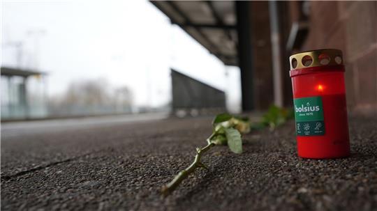 An den getöteten Zugbegleiter wird am Bahnhof Landstuhl erinnert. 