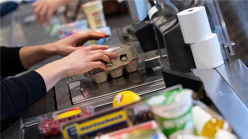 An den meisten Kassen im deutschen Einzelhandel sitzen noch Kassiererin oder Kassierer.