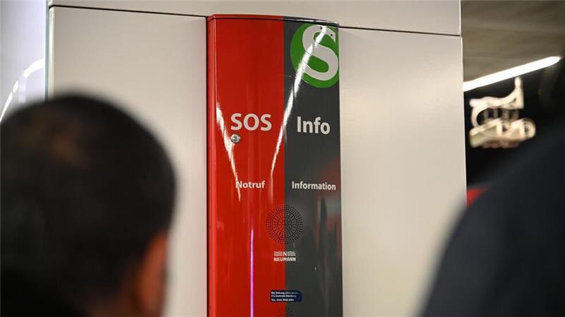 An den rot-grauen Sprechsäulen können Fahrgäste in vielen Stationen den Notruf betätigen, erklärt der HVV.