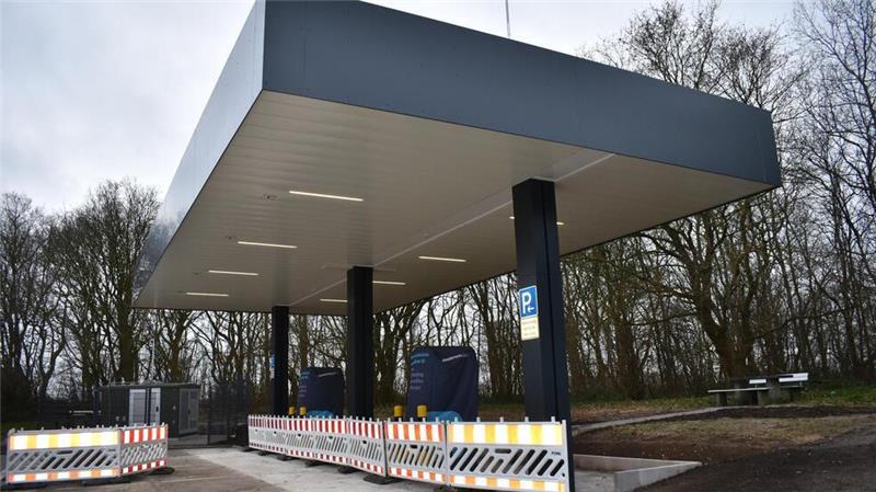Erste Schnellladestation für E-Autos an A27 fertig An der A27 zwischen Nordholz und Neuenwalde ist eine der bundesweit ersten Schnellladestationen für E-Autos an Autobahnen entstanden.