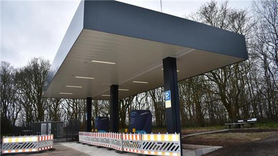An der A27 zwischen Nordholz und Neuenwalde ist eine der bundesweit ersten Schnellladestationen für E-Autos an Autobahnen entstanden.