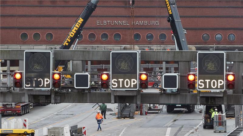 An der A7 rund um den Elbtunnel werden Ende März neue Verkehrszeichenbrücken installiert.