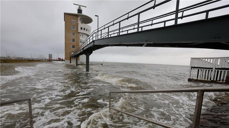 Sturm: Weiterhin Warnung für den Kreis Stade – Sprinter steckt im Wasser fest An der Alten Liebe überschwemmt die Nordsee bei einer Sturmflut das Hafengebiet.