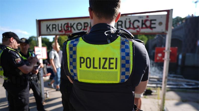 An der Anlegestelle Krugkoppelbrücke machen Beamte der Wasserschutzpolizei bei mehreren Kanufahrern einen Alkoholtest.
