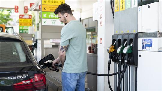 An der Autobahn tanken geht richtig ins Geld! Rund 40 Cent je Liter muss man im Vergleich zu anderen Tankstellen mehr bezahlen.