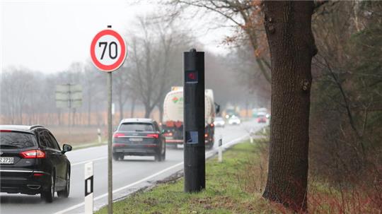 An der B73 bei Grefenmoor ist Tempo 70 angesagt, will man als Autofahrer keine Geldstrafe oder Punkte in Flensburg riskieren.