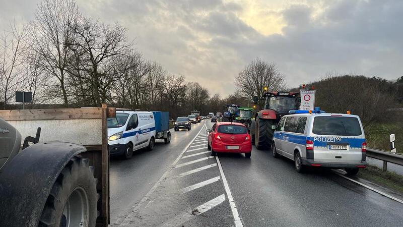 An der B73 verlangsamten Trecker am Mittwoch den morgendlichen Berufsverkehr in Richtung Stade.