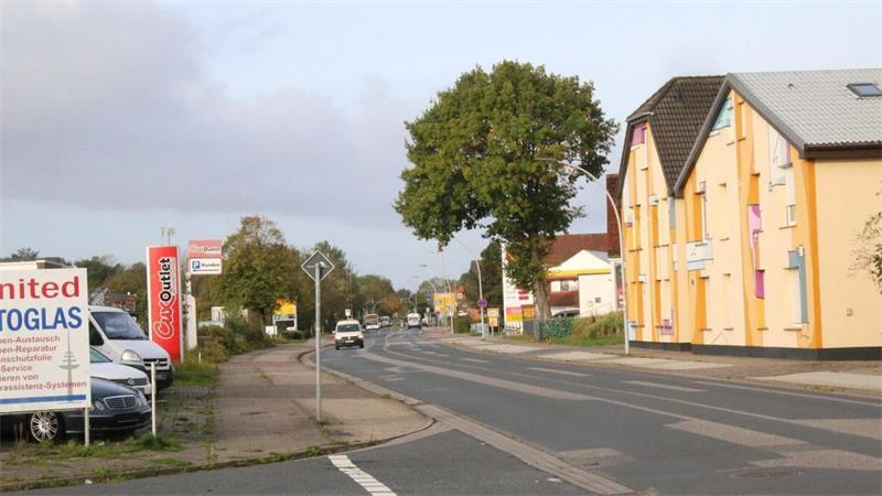An der Brockeswalder Chaussee gerieten am 30. September rund 30 Männer aneinander. Die Ermittlungen der Polizei dauern an.