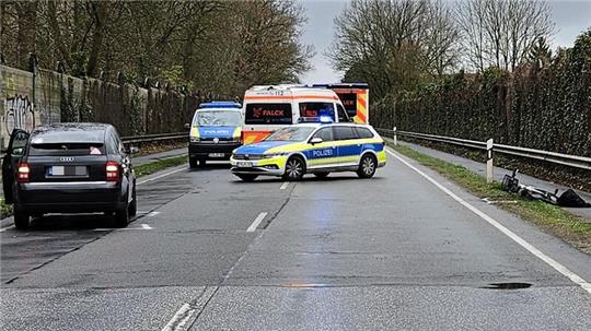 An der Bundesstraße 73 in Buxtehude wurde am Freitag eine Jugendliche schwer verletzt.