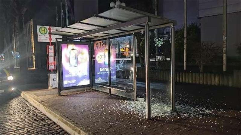 Randalierer wütet in Buxtehuder Innenstadt An der Bushaltestelle in der Bahnhofstraße in Buxtehude begann die Zerstörungswut. Foto: Polizei