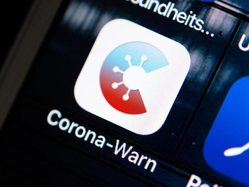 An der Corona-Warn-App gibt es weiter Kritik - auch wegen Omikron. Foto: Catherine Waibel/dpa-tmn