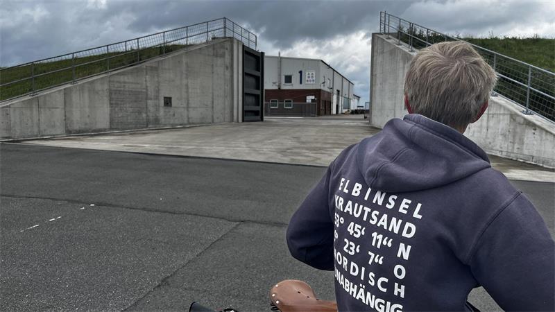 Babyboom auf Krautsand und ein besonderer Hollywood-Filmtipp An der Deichdurchfahrt auf dem Gelände der Hatecke-Werft ist zu sehen, wie hoch der Elbdeich später durchgehend werden soll.