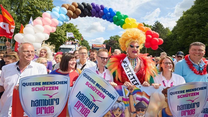 An der Demonstration beteiligen sich auch Politiker von SPD und Grünen.