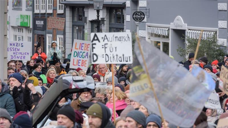 Bunte Demonstration in der Buxtehuder Altstadt An der Demonstration in Buxtehude im Januar 2024 nahmen etwa 2500 Menschen teil.