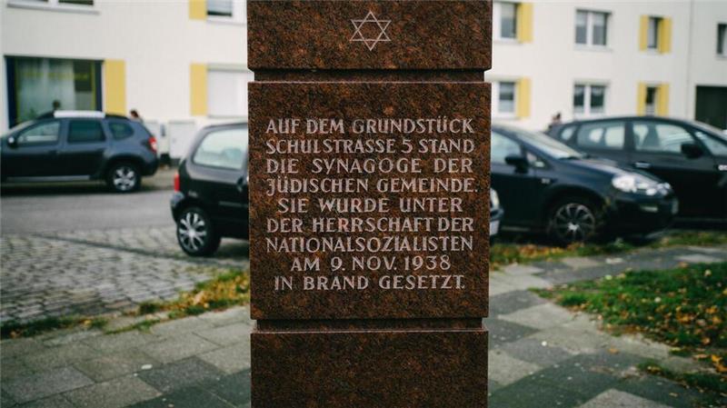An der Ecke Ludwigstraße / Schulstraße stand die Synagoge der jüdischen Gemeinde seit 1878. Während der Reichspogromnacht am 9. November 1938 wurde sie in Brand gesetzt. Ein Gedenkstein erinnert an sie.