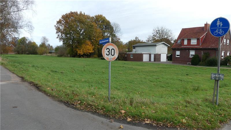 Warum die Mini-Feuerwehr in Drochtersermoor wichtig und teuer ist An der Ecke der Straße Drochtersermoor/Kreisstraße 27 hat die Gemeinde Drochtersen noch Bauflächen. Hier wäre theoretisch Platz für ein neues Feuerwehrgerätehaus, das dann zentraler liegen würde.