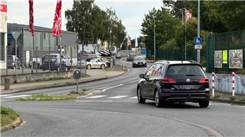 An der Ein- bzw. Ausfahrt des Kreisels am Haddorfer Grenzweg in Stade gibt es einen Zebrastreifen, aber keine Fahrradfurt. Welche Regeln gelten hier für Auto- und Fahrradfahrer?