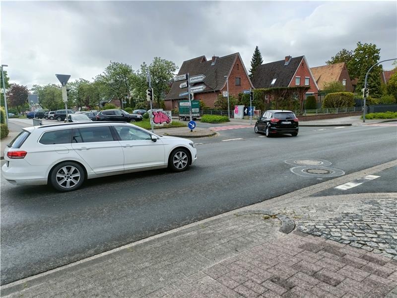 An der Einfahrt zum Exerzierplatz von der Harsefelder Straße aus soll im ersten Bauabschnitt eine dreimonatige Vollsperrung eingerichtet werden. Foto: Bisping