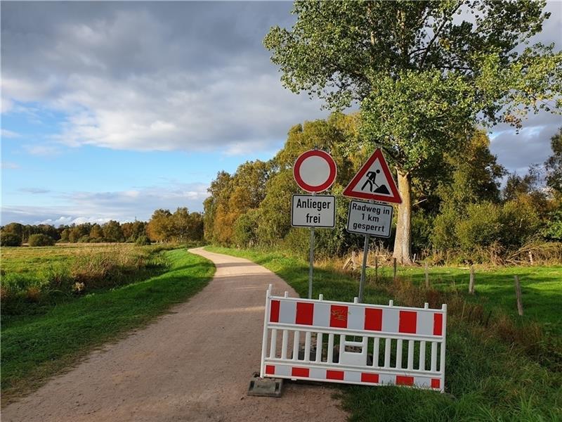 An der Einfahrt zum Nincoper Moorweg weist ein Schild auf die Sperrung des auch von Pendlern viel genutzten Radwegs hin. Foto: SPD