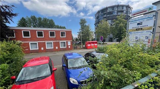 An der Einfahrt zur Harschenflether Vorstadt steht - noch - das alte DLRG-Gebäude gegenüber dem Gasometer. Hier soll sich in Zukunft baulich einiges tun.