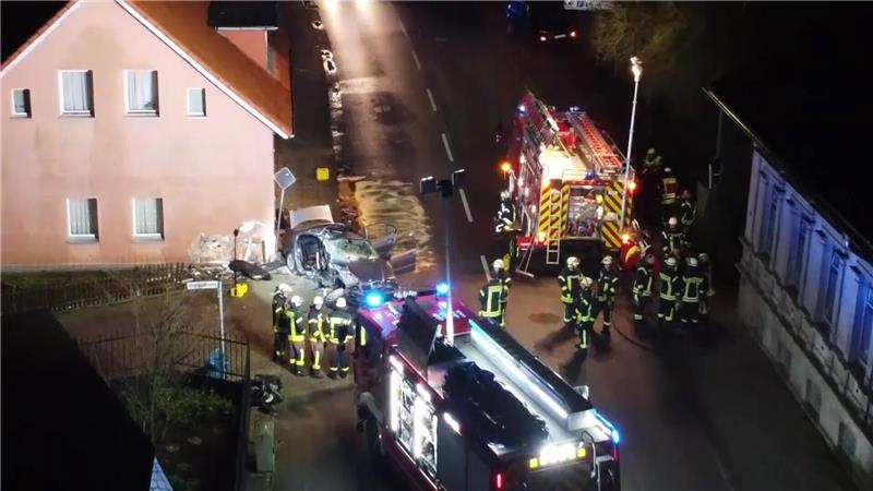 An der Einfahrt Organistenweg war der 3er-BMW gegen die Hauswand geprallt. Foto: Polizei