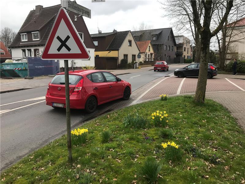 An der Einmündung Brillenburgsweg / Ellerbruch sollen in Zukunft die Autos auf dem Brillenburgsweg Vorrang haben. Foto: Wisser