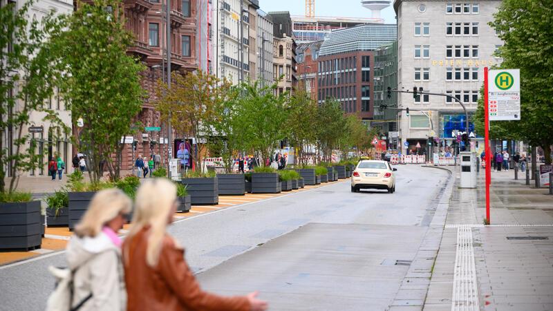 An der Einmündung Neuer Jungfernstieg und den angrenzenden südlichen Fahrbahnbereichen beginnen die Bauarbeiten.