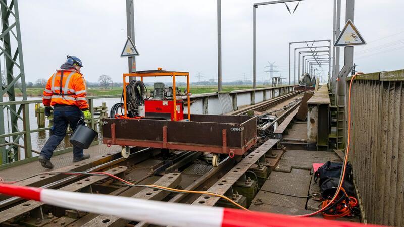 An der Eisenbahnbrücke über die Hunte in Elsfleth wird gearbeitet.