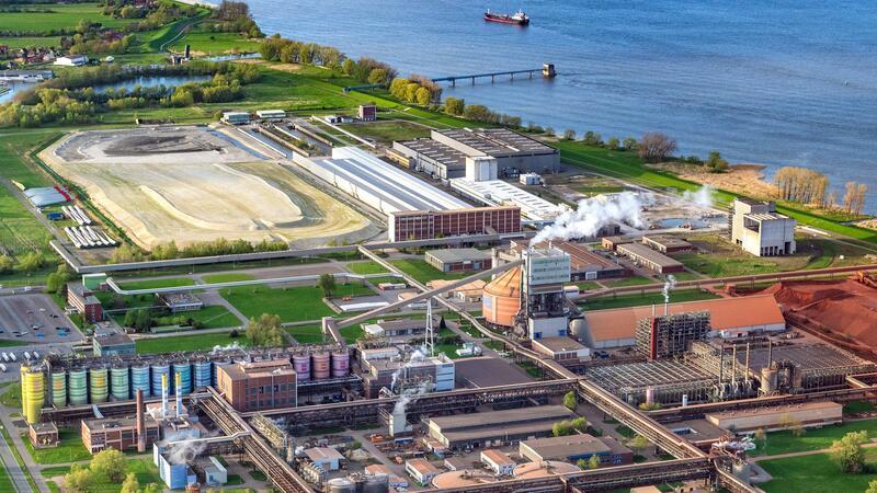 An der Elbe, direkt neben der AOS, soll das neue Heizkraftwerk entstehen. In der Bildmitte rechts steht die Ruine der einst geplanten Müllverbrennungsanlage. Der Sand zeugt von vorbereitenden Arbeiten.