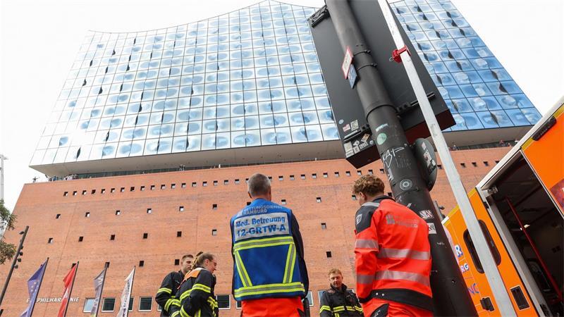 An der Elbphilharmonie gab es am Vormittag einen Großeinsatz für den Rettungsdienst.