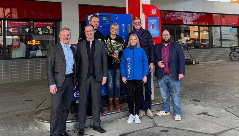 An der Esso-Tankstelle in Cuxhaven trafen sich von Esso Deutschland Ulrich Möhlmann und Jens Morfeld, die vorherigen Pächter Sven und Ingmar Friedrichs, die Esso-Stationsleiterin Szilvia Trinkies und von der Raisa On Thomas Regensdorff und Philipp Lohmann.