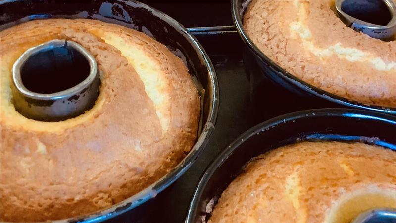 An der Farbe erkennen Sie, ob der Kuchen gelungen ist. „Goldbraun ist immer gut“, lautet eine Konditorweisheit.