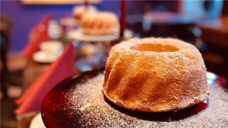 An der Farbe erkennt man, ob der Kuchen gelungen ist. „Goldbraun ist immer gut“, lautet eine Konditorweisheit.