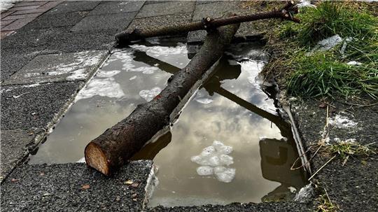 An der Flethstraße in Bützfleth zeigt sich nach dem großen Schnee ein mehr als einen Meter tiefes Loch im Gehsteig.