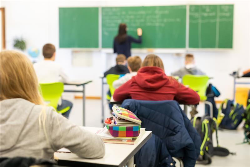 An der Förderschule Lernen in Harsefeld muss sich eine Lehrerin um zwei Klassen gleichzeitig kümmern (Symbolbild). Foto: Philipp von Ditfurth/dpa