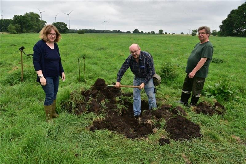 An der Fundstelle auf einem Acker am Ortsausgang beim Bullenholzer Weg (von links): Debbie Bülau, Frank Hoferichter und Dieter Brusch. Fotos: Beneke/Bülau