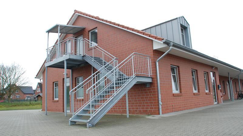 Neuer Arzt und Praxiserweiterung - Was sich an Apensens ärztlicher Versorgung ändert An der Gebäudeseite mit der Stahltreppe, die abmontiert werden soll, ist die Erweiterung geplant.