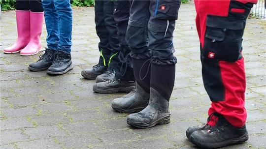 An der Geestlandschule in Fredenbeck steht die Landwirtschaft auch auf dem Stundenplan. Dazu gehören feste Schuhe oder Gummistiefel.