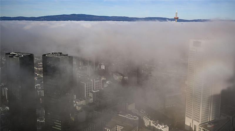 Besondere Wetterlage sorgt für hohe Feinstaubwerte An der Grenze zwischen kalter und warmer Schicht bildet sich bei sogenanntem Inversionswetter Hochnebel, wie hier in Frankfurt am Main.